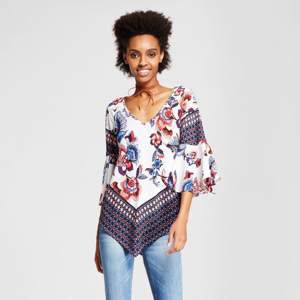 Flowy floral 3/4 length bell sleeve top! Size L